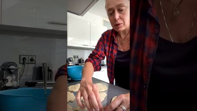 История про жареные пирожки на кефире по рецепту мамы. Исполняется впервые. смотреть онлайн