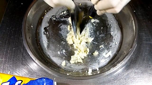 Tuc biscuits fried ice cream. Жареное мороженое с печеньем Tuc с сыром. смотреть онлайн