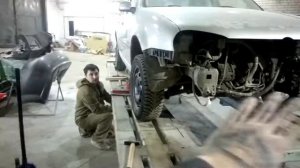 Установка автомобиля на стапель.