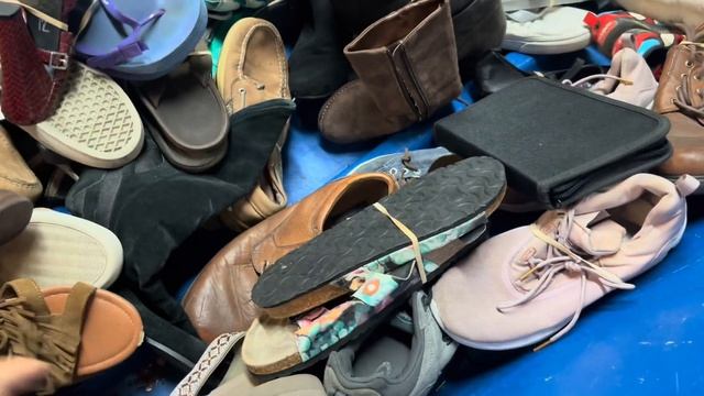 Обалдеть?Нашла деньги в сумке. Свалка в США смотреть онлайн
