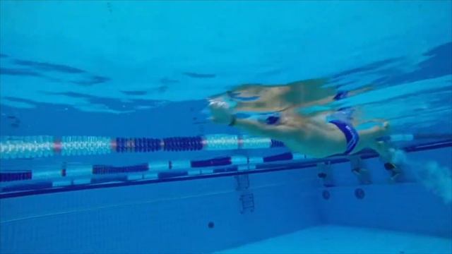 Рука под водой, другая обычный пронос. Уроки плавания от школы плавания ПлавКлуб. смотреть онлайн