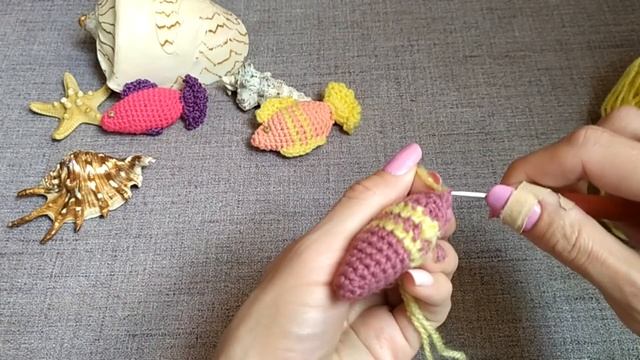 МК Маленькая рыбка крючком/Секреты смены нити без ступенечки (ровные полоски) смотреть онлайн