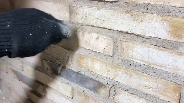 Кладка ригельного кирпича с поверхностью вассерштрих. Грубая расшивка швов лицевой кладки. смотреть онлайн