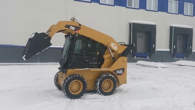 Caterpillar 242B3 Фронтальный мини погрузчик смотреть онлайн