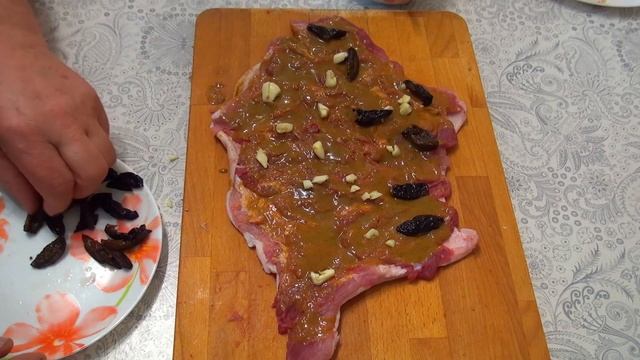 Запеченная свиная рулька с черносливом и курятиной. Дешевый продукт-вкусная еда. Простой рецепт. смотреть онлайн
