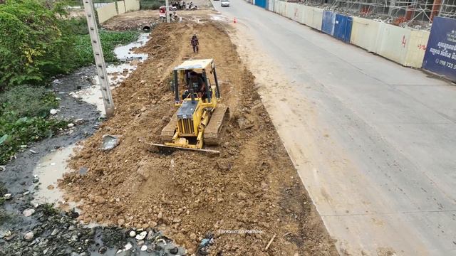 Amazing Bulldozer KOMATSU D2P Moving dirt Clearing Road with 5 Ton Truck Unloading смотреть онлайн