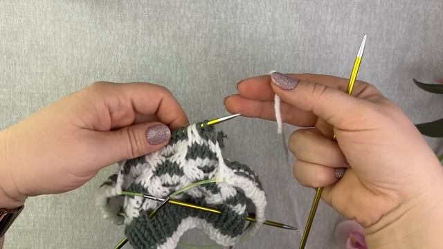 ОЧЕНЬ ПРОСТЫЕ И КРАСИВЫЕ СЛЕДКИ-НОСОЧКИ НА ДВУХ СПИЦАХ. ДОМАШНИЕ СЛЕДКИ ЗА ОДИН ВЕЧЕР. смотреть онлайн