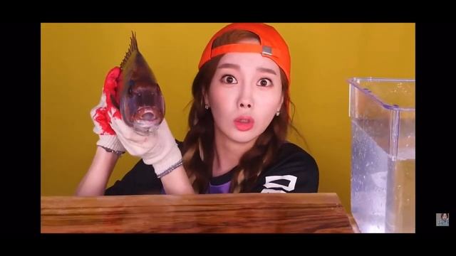 Ssoyoung Fighting With Her Food For 11minutes Straight ?