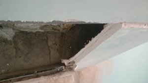 И такое бывает : Штукатурка на гипсокартонном потолке :) ГКЛ 9.5мм + слой х2.