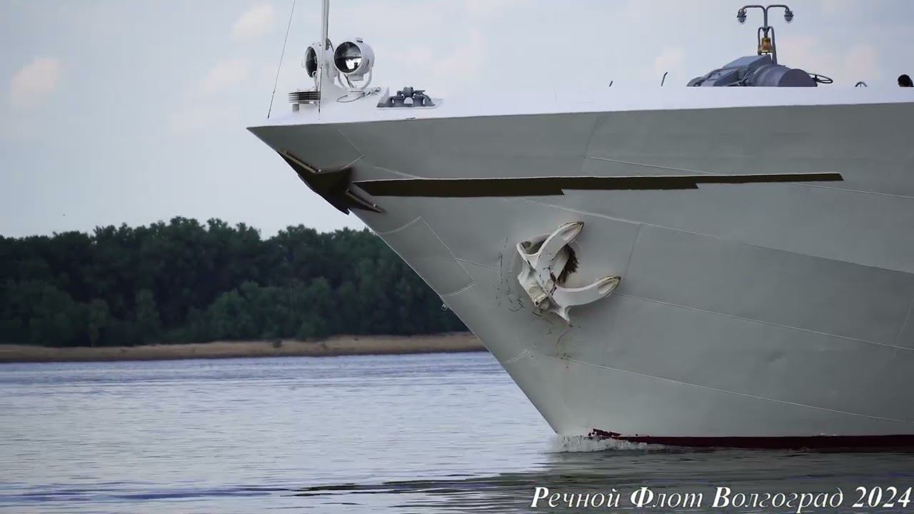 Пассажирский теплоход Александр Суворов в Волгограде смотреть онлайн