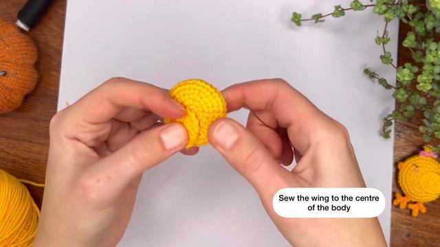 Брошка курча вязана гачком амігурумі / Crochet brooch pattern смотреть онлайн