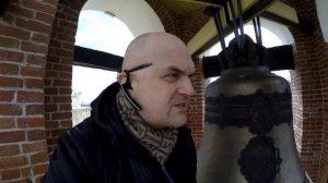 Звоню в колокола на колокольне храма Преображения Господня в селе Остров.