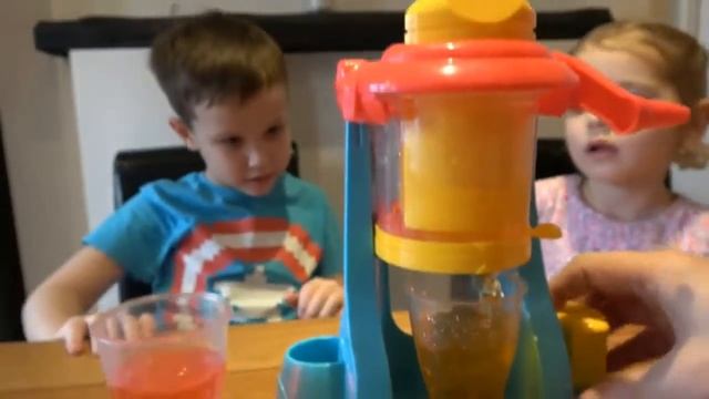 Желейный коктейль | Червячки из желе | Jelly Fun Maker | Мистер Макс делает желейки DIY смотреть онлайн