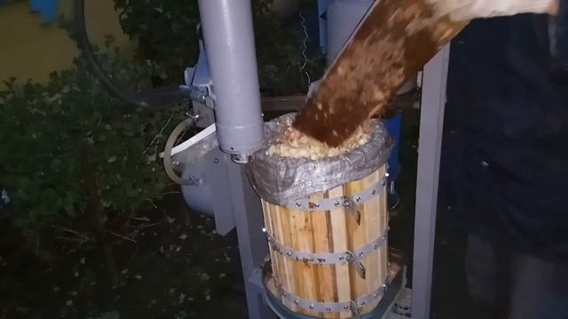 Станок для переработки яблок. Дробилка и гидравлический пресс на одной базе. Видео от Романа. смотреть онлайн