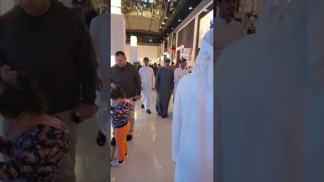 Богатая Индианка впервые видит эскалатор в Дубае смотреть онлайн