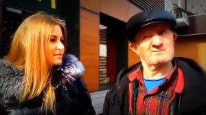 дед подкатывает к молоденькой девочке,вообще не стесняется))))"