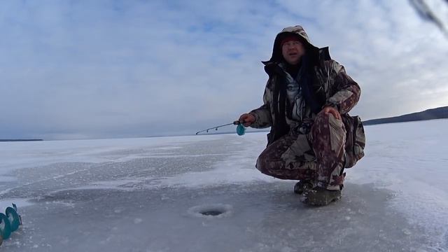 Долоновские окуньки -по первому льду!!! смотреть онлайн