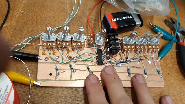 Analog polyphonic diy synth with just a few components смотреть онлайн