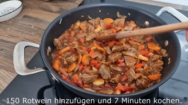Eines der besten Gulasch Suppen Rezepte der Welt! Leckere Gulaschsuppe! смотреть онлайн