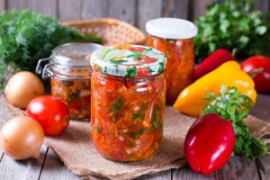ВКУСНЕЙШИЙ ОВОЩНОЙ САЛАТ НА ЗИМУ ИЗ КАПУСТЫ,ПОМИДОР,СЛАДКОГО ПЕРЦА И ЛУКА БЕЗ СТЕРИЛИЗАЦИИ!