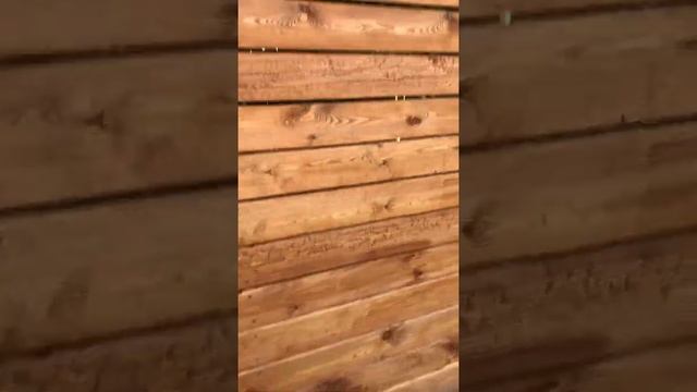 Забор из деревянного косого планкена (сосна), на деревянных столбах из лиственницы смотреть онлайн
