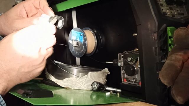 Внимание для  TORROS MIG200 Pulse - Держатель килограммовой катушки на сварочном полуавтомате Torro