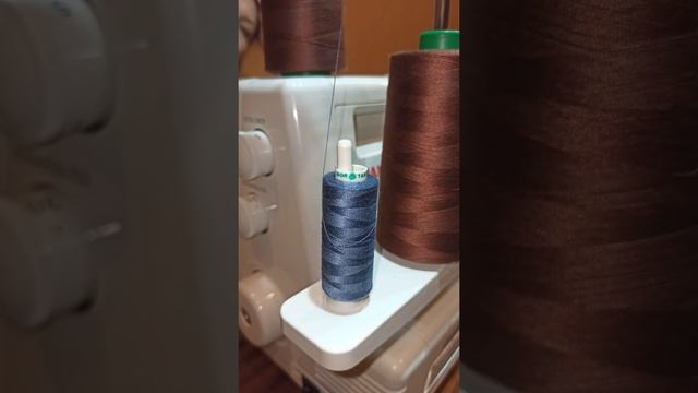 Как настроить бытовой оверлок. Исправить биение нити. Доработка оверлока. Переходник катушек оверло смотреть онлайн