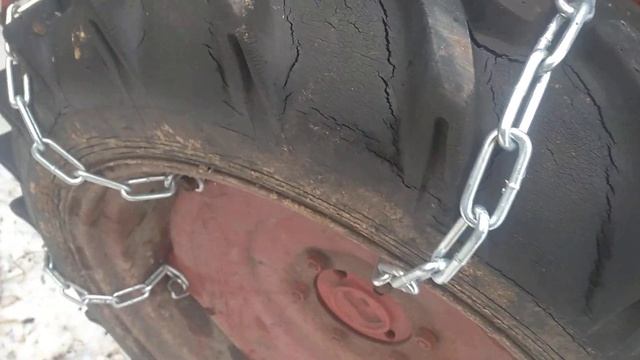 Т 16 вездеход ,поставили цепи на колеса.Стройка продолжается?