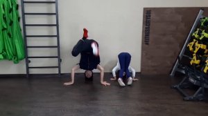 КАК НАУЧИТЬСЯ СТОЯТЬ НА ГОЛОВЕ | Обучалка по стойке на голове