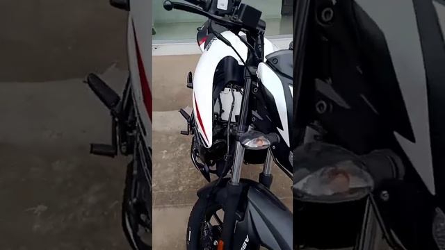 Bajaj Pulsar NS160, Metalic perl white 2022, walkaround. смотреть онлайн