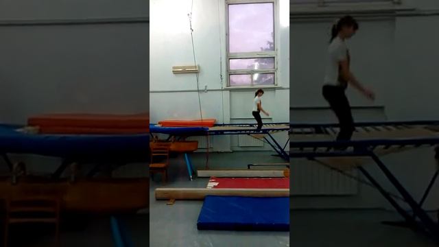 Тренировка на батуте / Гимн наськА смотреть онлайн