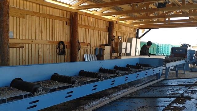 Работа брусовального станок БГ 35-55, распиловка круглого леса. смотреть онлайн