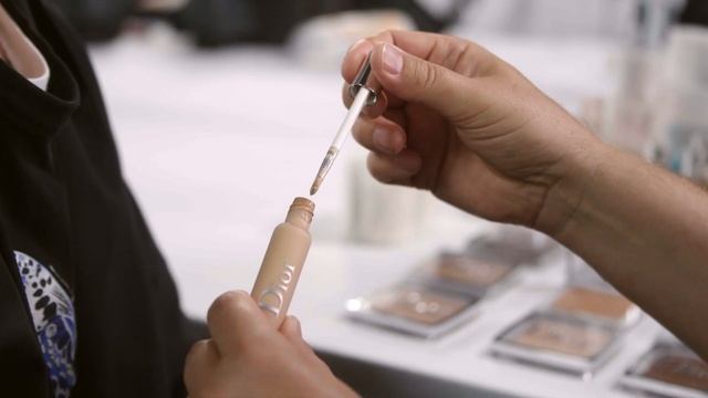 Beauty Tips With Peter Philips - Dior Backstage Face & Body Flash Perfector Concealer смотреть онлайн