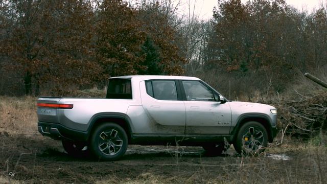 Rivian R1T Electric Truck with Tank Turn technology смотреть онлайн