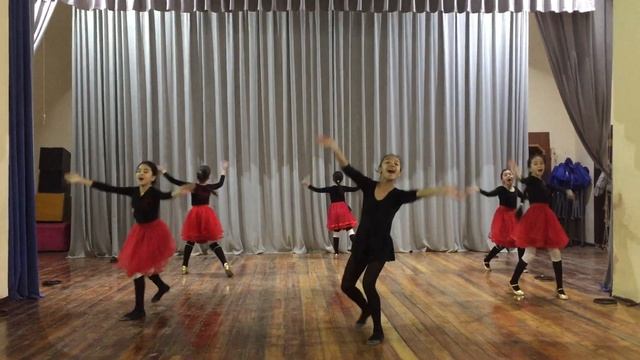 Shodiyona Bolajonlar Raqs Dastasi Qizlari Doira Raqsi