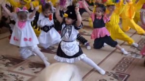 Весенний утренник. Общий танец. Младшая.