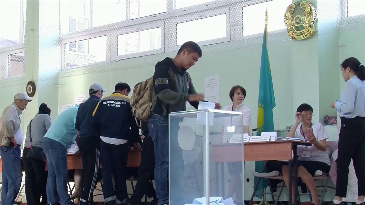В Казахстане на досрочных выборах президента проголосовали уже более половины избирателей смотреть онлайн