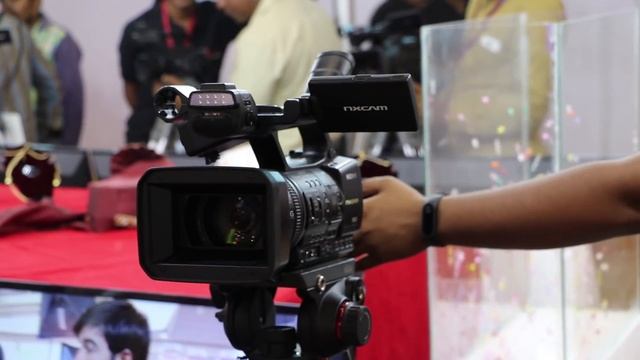 Sony HXR-NX5R NXCAM Professional Camcorder смотреть онлайн