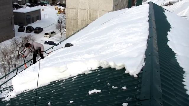 Лавнинная очистка кровли от снега и наледи смотреть онлайн
