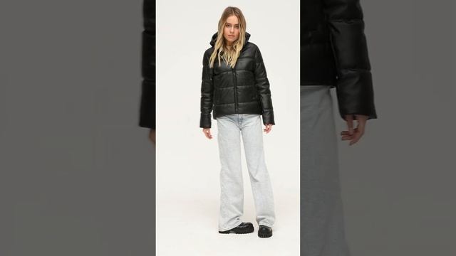 Женская куртка короткая с капюшоном из экокожи демисезонная