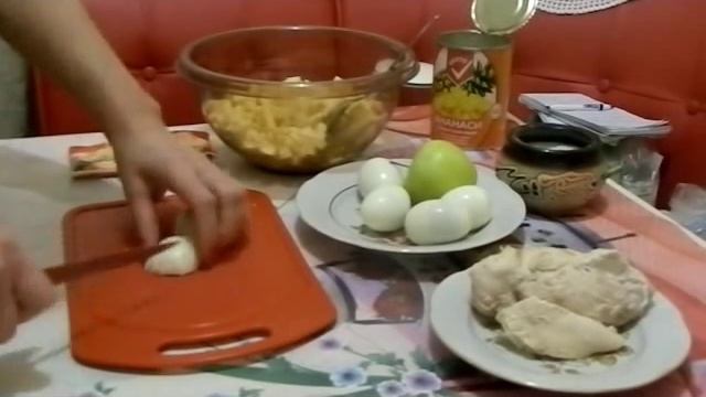 Салат с ананасом, мясом, кукурузой и яблоком. Салаты. смотреть онлайн