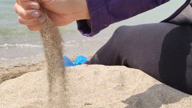 Блондинка в песке на берегу чёрного моря смотреть онлайн