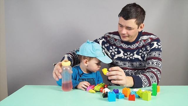 Иван Денисович с папой играют в конструктор смотреть онлайн