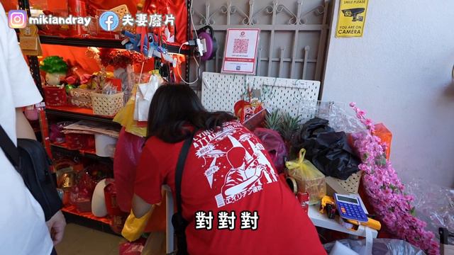 【30移居馬來西亞🇲🇾】檳城最大辦年貨的巴剎！真的超級熱鬧！古早味的美食吃不完！這裡年糕是用鐵罐頭裝著的？Preparing New Year goods in Penang Pasar!｜夫妻廢片 смотреть онлайн