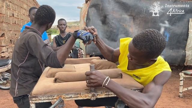 Les amateurs en bras de fer du quartier de Kognoumani (Commune I du District de Bamako) смотреть онлайн