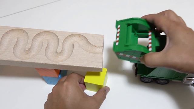 Marble Run Race ☆ HABA Slope, Dump Truck & Garbage Truck смотреть онлайн