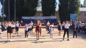 Классный флешмоб на линейке от учеников 11 и 1 класса