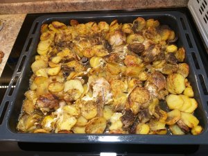 ? Картофель с курицей и шампиньонами в духовом шкафу