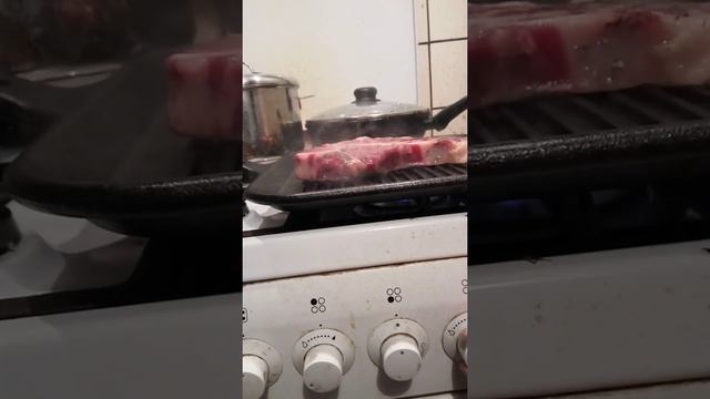 Жарю стейк t-bone на сковороде-гриль смотреть онлайн