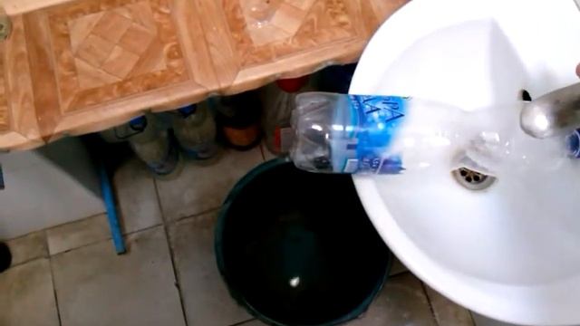 Как набрать воду из мойки в ведро смотреть онлайн